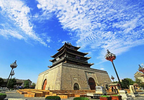 努力實現傳統產業轉型升級,積極發展戰略性新興產業.